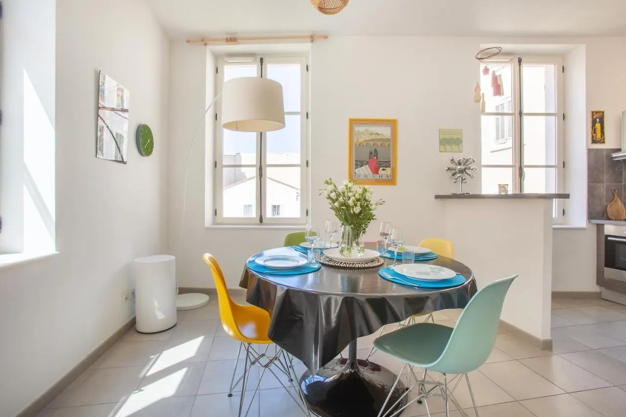 L'Olivier - Bel Appartement Au Calme A 2 Pas Du Vieux Port Marseille 0*,  France